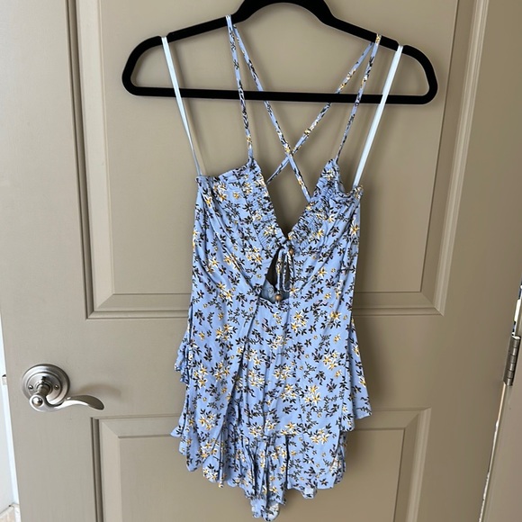 Selfie Leslie SWEET REVENGE SHIRRED NECKLINE BUST TIE ROMPER FLORAL STEEL BLUE - Picture 5 of 5